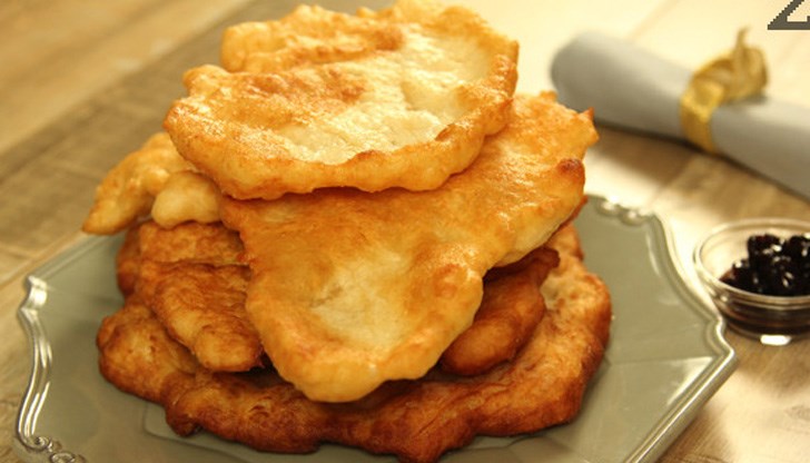 Пред аромата на вкусни пържени закуски неделя сутрин с чаша