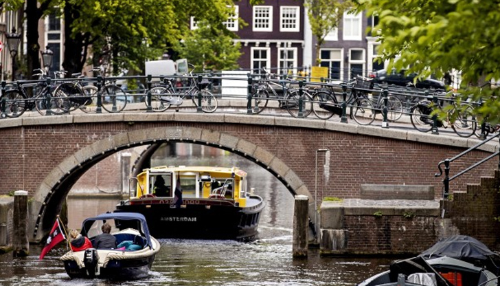 Микробус с осем туристи и шофьор падна в един от