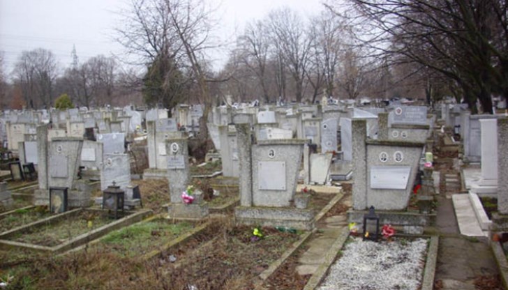 Броят на починалите хора е 38 434 през първото тримесечие