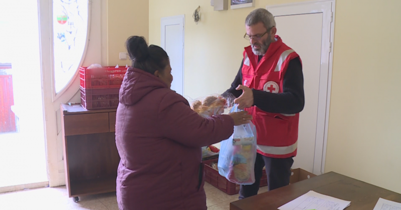 От Българския червен кръст в Русе зарадваха бездомните хора с