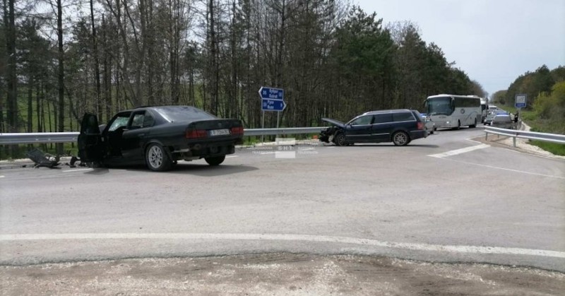 Млад мъж пострада след челен удар между два автомобила на