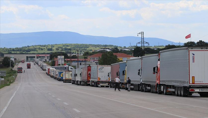 Дълъг конвой от товарни автомобили се е натрупал на граничния