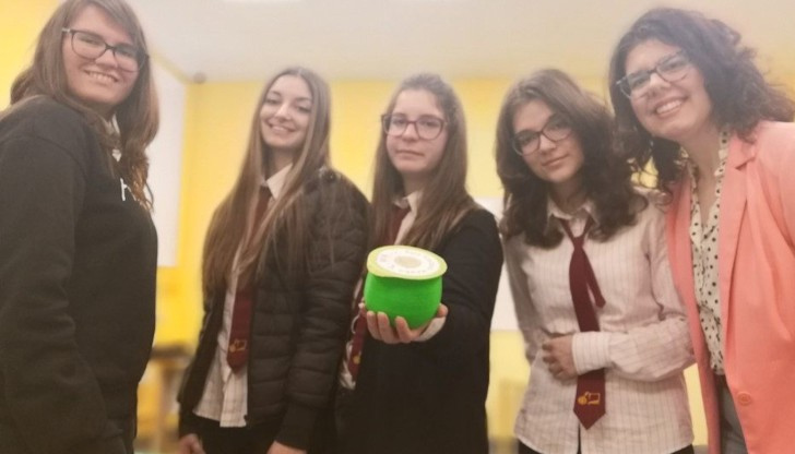 Ученички от АЕГ „Гео Милев“ създадоха биоразградима кофичка за кисело