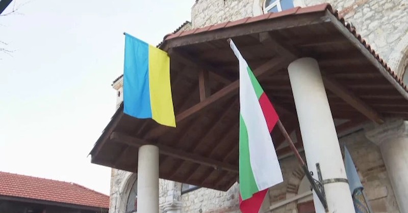 Отец Петър коментира, че е поставил флага в солидарност на
