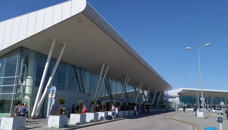 Фалшив сигнал за бомба на летище София вдигна полицията на