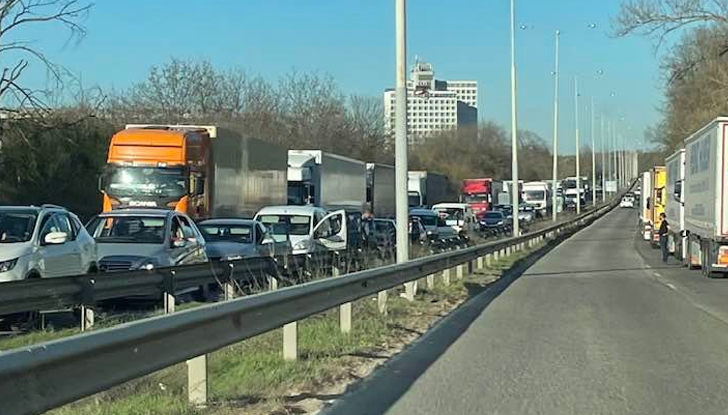 Отново огромни тапи се образуваха в района на Дунав мост,