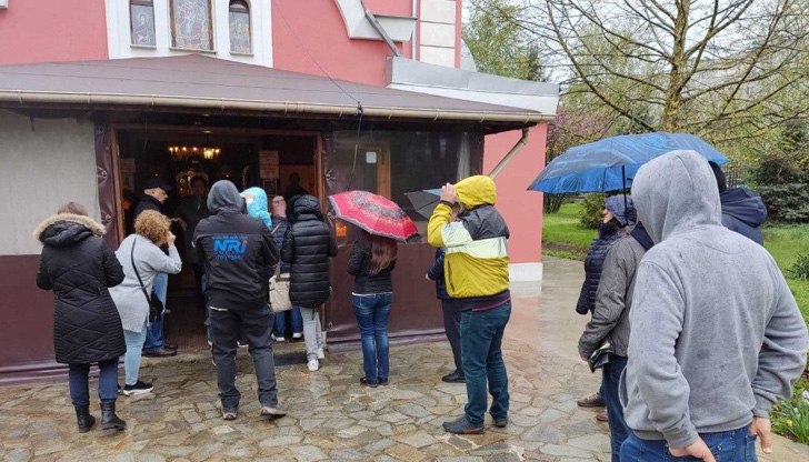 Студеното време и дъждът на Цветница не отказаха русенци да