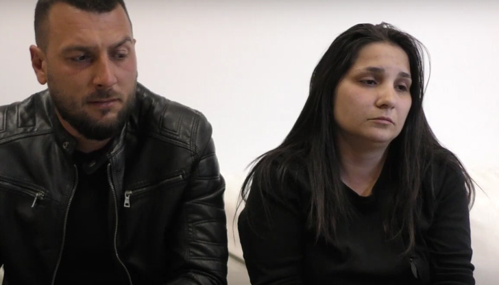 Целите в черно, с подпухнали от плач очи, родителите на