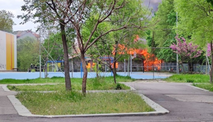 Изоставени бараки на улица "Подвис" във Варна до сградата на