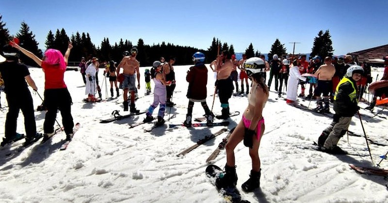 Атрактивно, по бански костюми, група ентусиасти закриха зимния сезон в