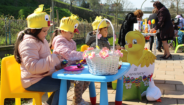 На Велики четвъртък русенски деца боядисваха яйца на кеяПовече от