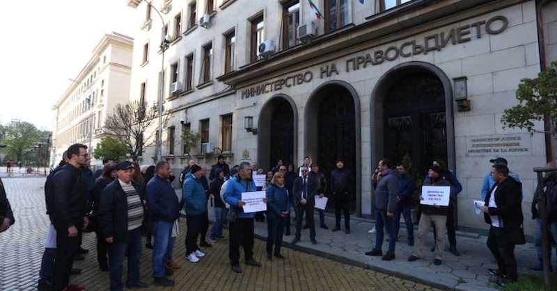 Психолозите препоръчват работа с всички - двамата родители и дететоПротест