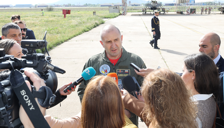 Президентът летя на един от най-съвременните изтребители&bdquo;Политици и демагози пренебрегват