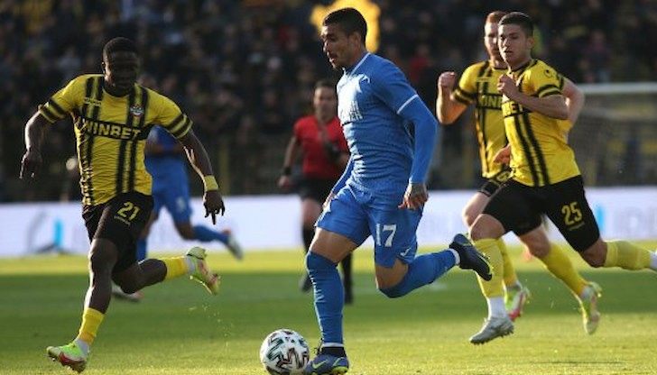 Левски надви Ботев Пловдив с 2:0 във вълнуваща среща от