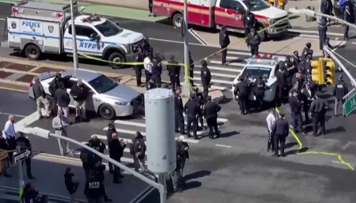 Първо пуснал дим, след което е открил огън във вагон