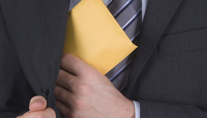 ГДБОП задържа данъчен за искане и проучване на подкуп в