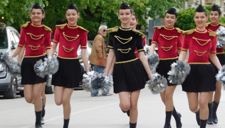 Около 360 мажоретки от 9 града на България, предвождани от