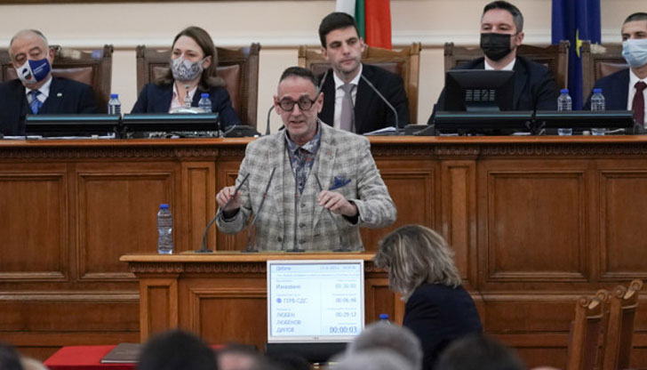 Вече близо пет часа парламентът обсъжда на второ четене промените