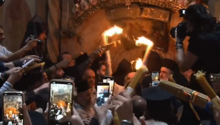 Благодатният огън слезе на гроба на Иисус в Йерусалим.Чудото се