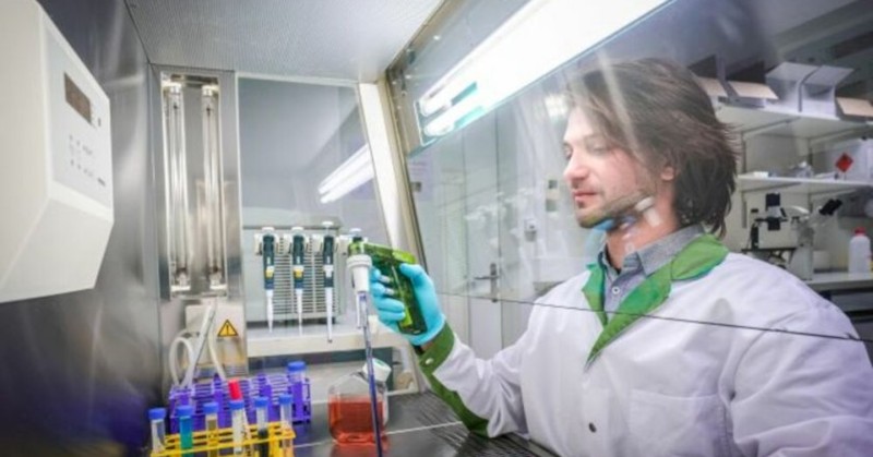 Един млад български изследовател работи върху терапиите на бъдещето в