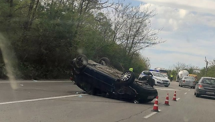Лек автомобил „Фолксваген Голф“ катастрофира в ранния следобед на пътя