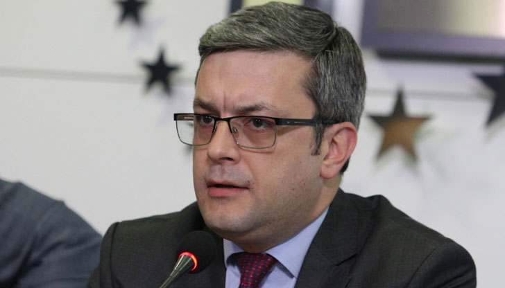 Според него системните партии в това управление трябва да си