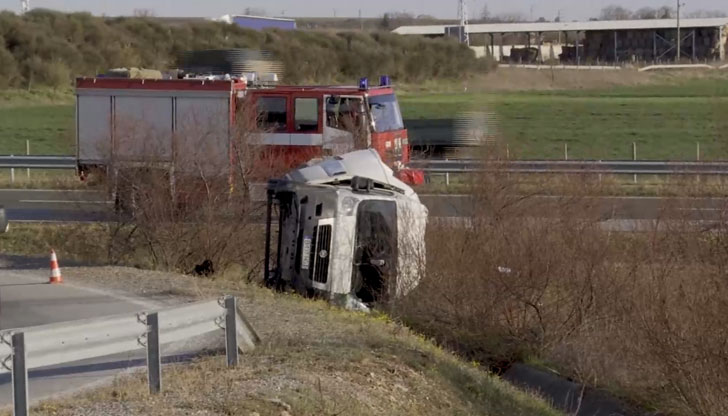 Това се е случило около 18 часаБус с румънска регистрация