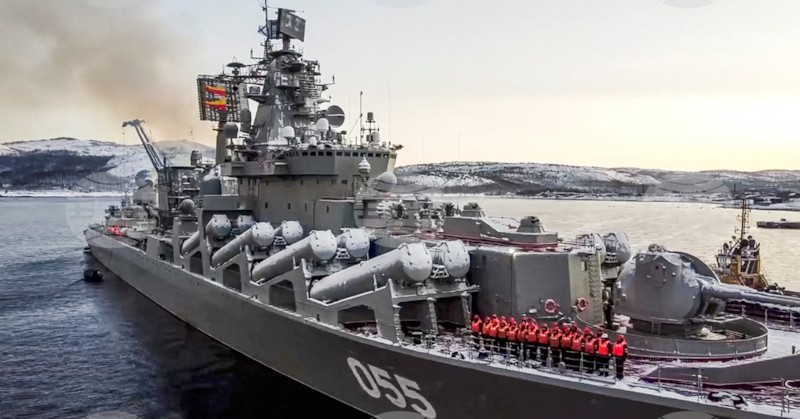 Екипажът се състои от около 500 душиПожар е избухнал на