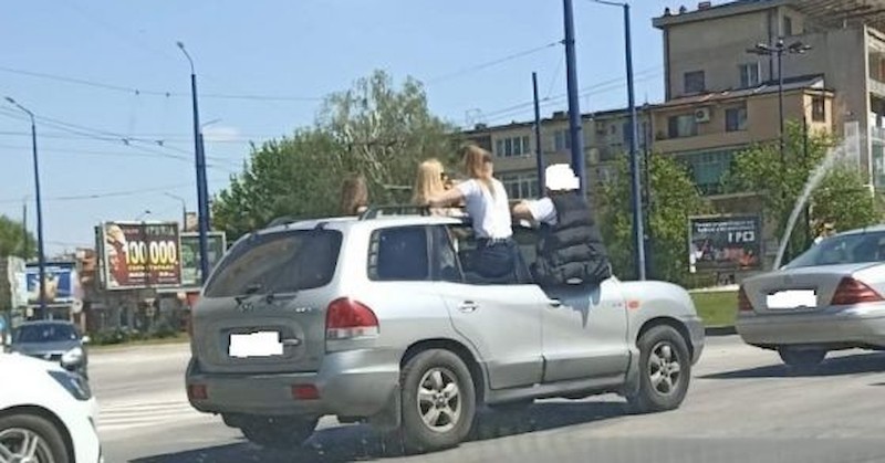 Глобиха петима абитуриенти след снимка на висящи от прозорците на