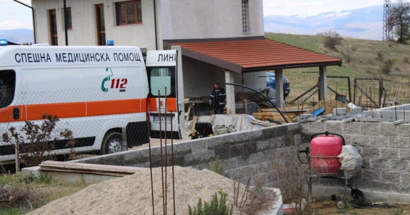 Изкопът изглежда неукрепен, а вчера в Благоевград 12 часа валя