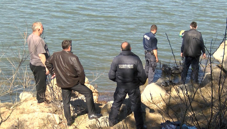 Труп на 76-годишен мъж е открит под моста на река