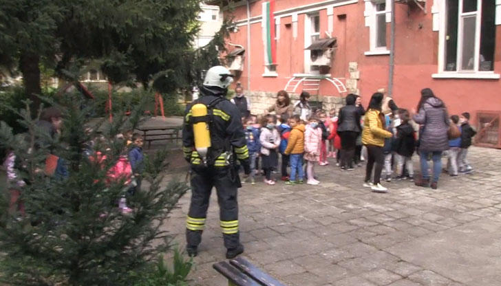 75 деца бяха евакуирани от филиала на ДГ &bdquo;Иглика&ldquo; на