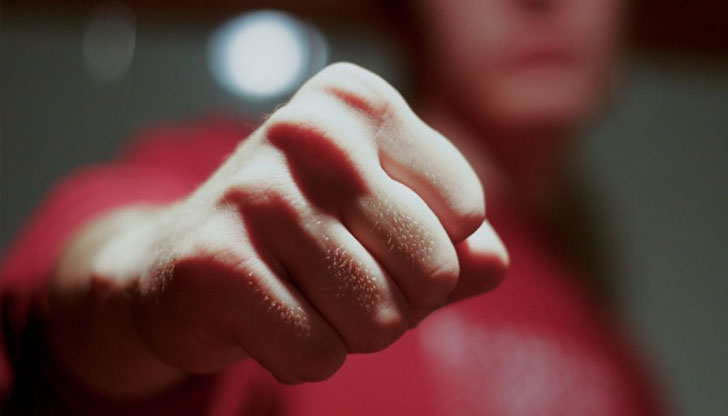 Скарали се и тя го наранила с парче стъклоСофийска градска