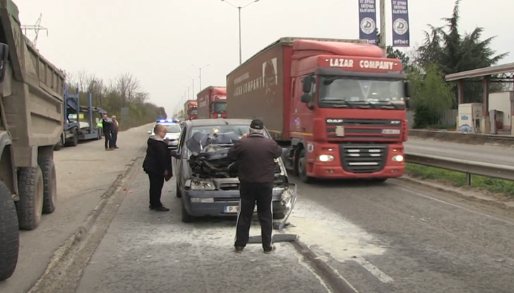 Лек автомобил попадна в катастрофа тип &bdquo;сандвич&ldquo; и се запалиИнцидентът