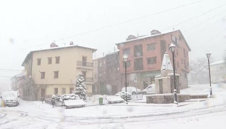 Сняг покри части от страната и блокира пътищаМетеоролозите отчетоха най-силния