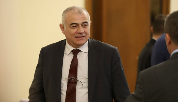 Той добави, че правителството обсъжда много идеи за подкрепа на