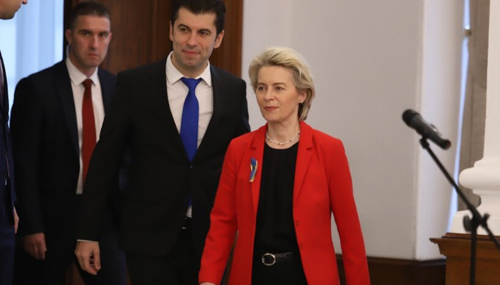 Премиерът Кирил Петков и представители на политическите партии от управляващата