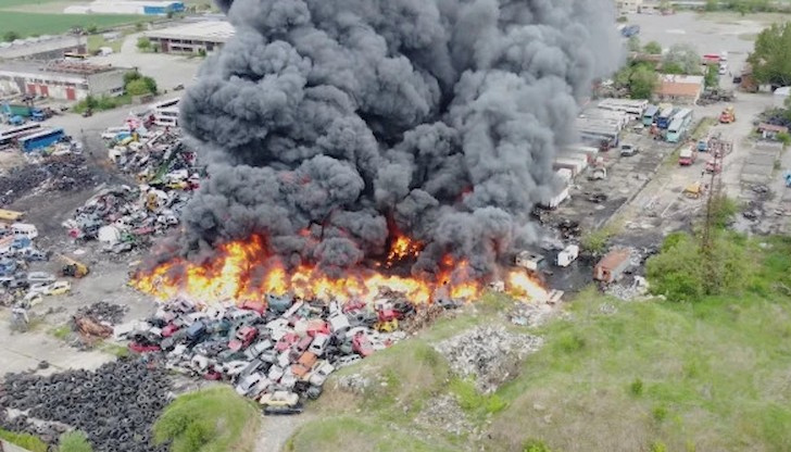 Пожар гори в автоморга в южната част на Ямбол, в