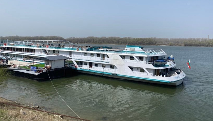 Корабът е закотвен до Топлата вода в Русе и съвсем