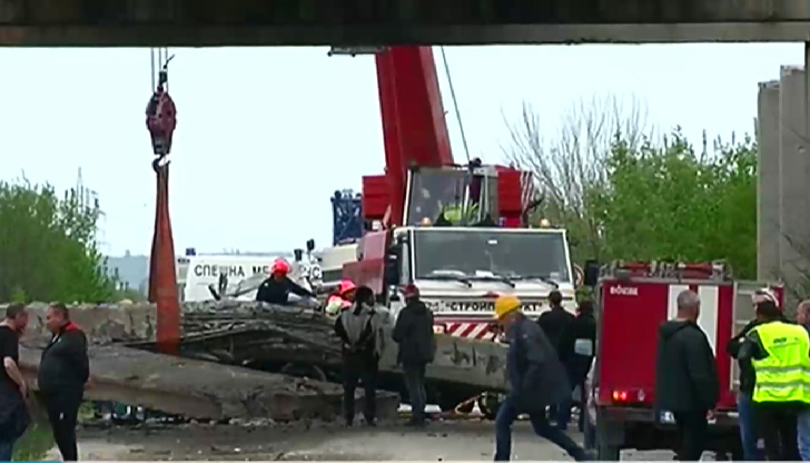 Част от надлез се срути на пътя край град Девня,