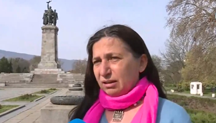 В паметника на Съветската армия в Княжеската градина в София