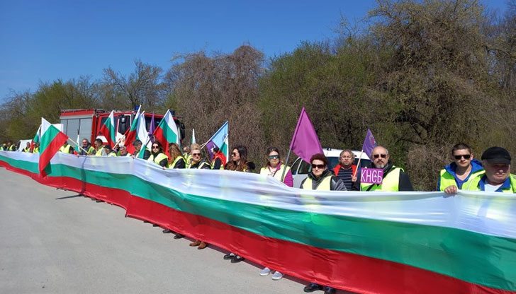 В момента работниците и служителите разпъват 100-метров трикольорПротестиращи пътни строители