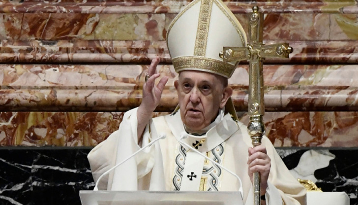 Отслужвайки меса за Палмовата неделя пред тълпата на площад "Св.Петър"