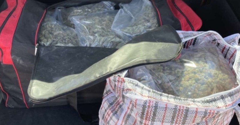 Служители на ГДБОП са задържали трима души в момент на