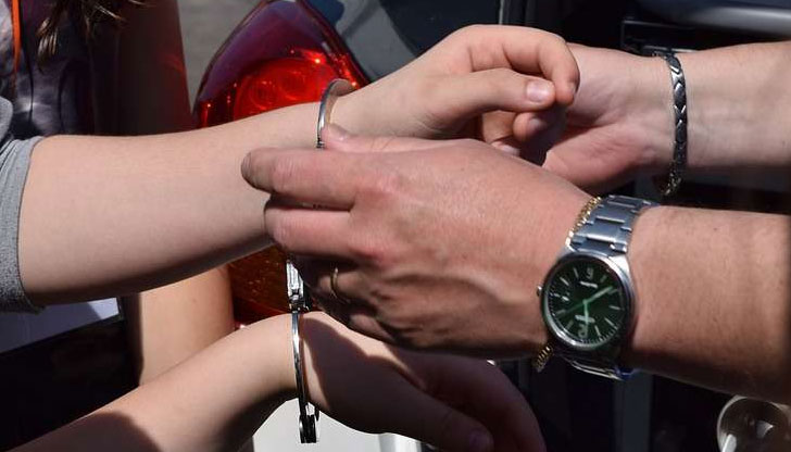 Служители на Второ РУ са заловили рецидивистка, нападнала и опитала