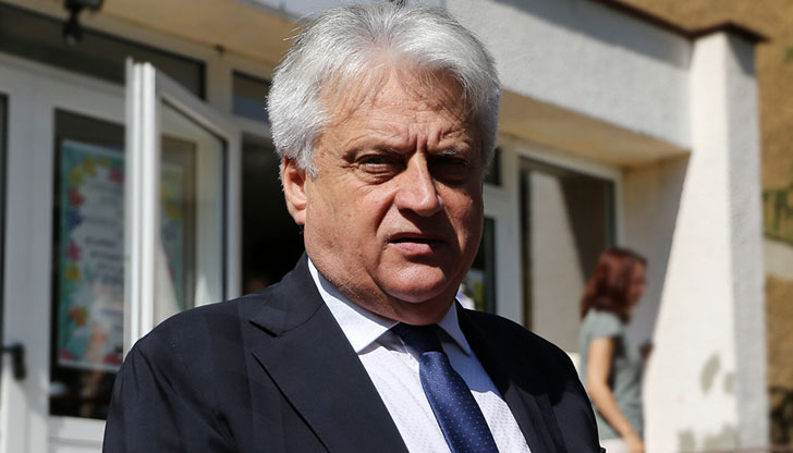 Това се случва след клип, показващ неправомерни действия от двама