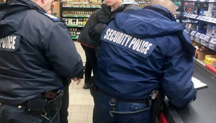 Азиатецът скрил плячката под връхната си дрехаСлужители на Първо РУ