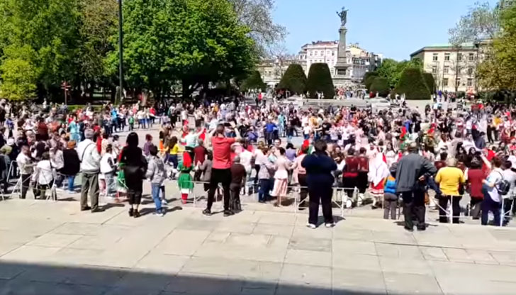 Русенци и гостите на града извиха днес по обед станалото