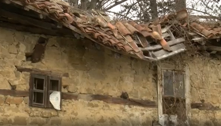 Емблематичната сграда на 200-годишното килийно училище в Дебелец се руши.За