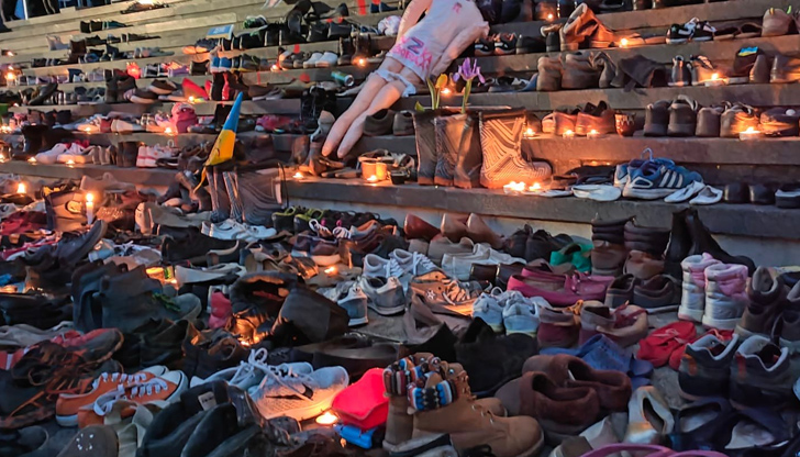 Десетки обувки бяха оставени на стълбите пред сградата на Руския